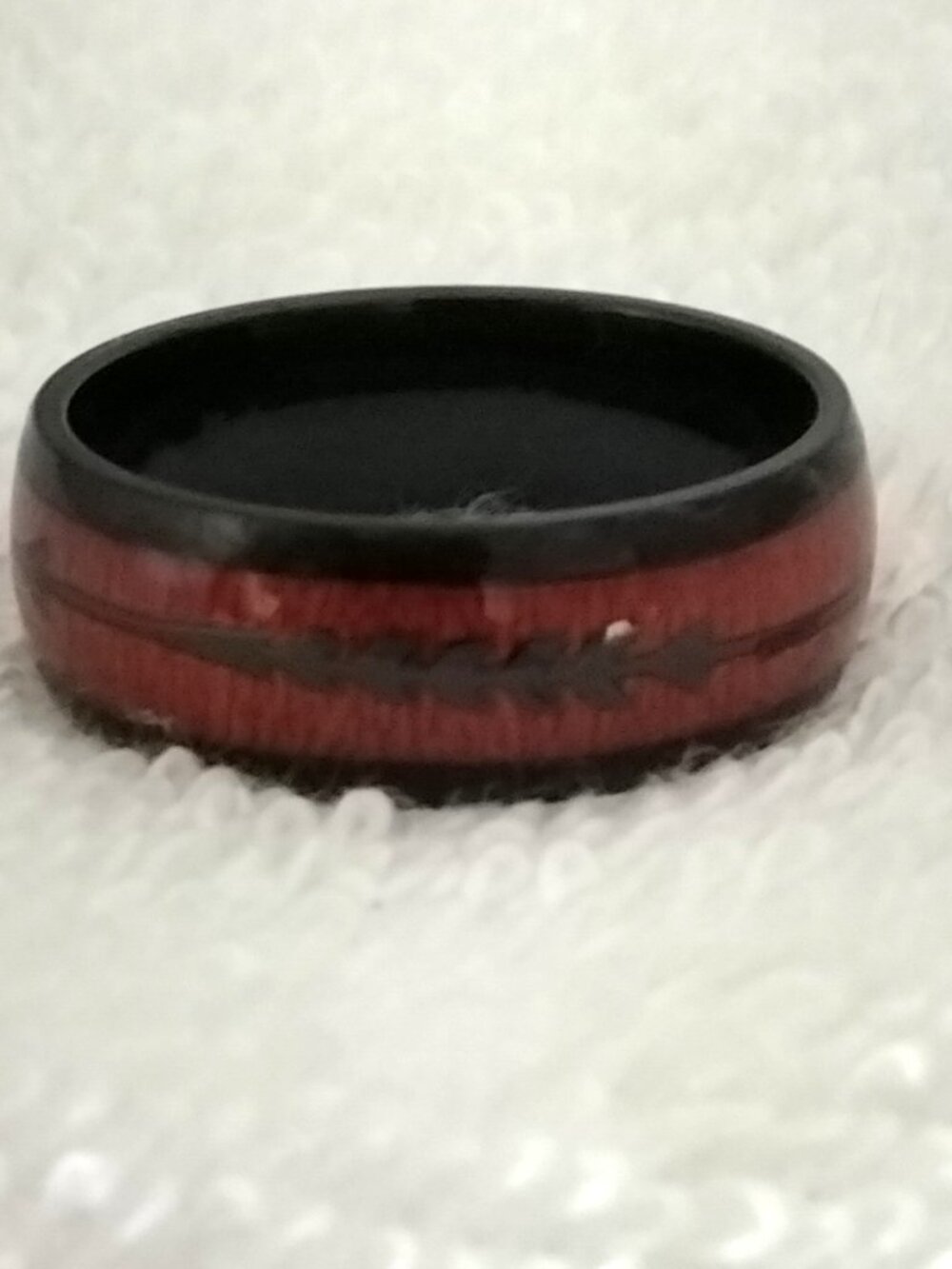 Size 13 Black Stainless Steel Menโs Wedding Band Wood Grain Arrow Inlay